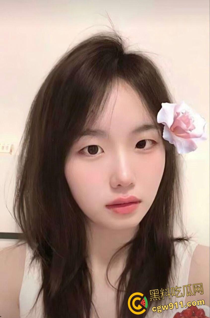 湘潭大学【刘宁】,与男友开房视频流出,清纯外表角色扮演样样都来,情趣黑丝诱惑爆棚,浴室镜前多姿势爆操!