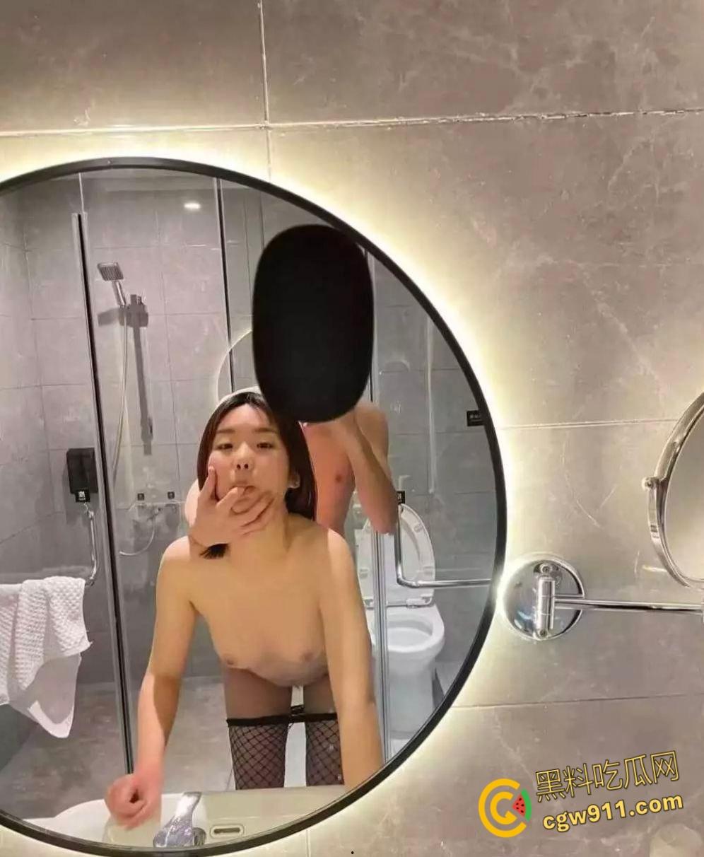 湘潭大学【刘宁】,与男友开房视频流出,清纯外表角色扮演样样都来,情趣黑丝诱惑爆棚,浴室镜前多姿势爆操!