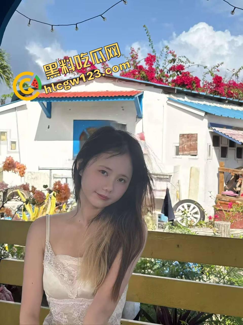 酒店激情夜全程直播,薄纱遮体却遮不住啪啪呻吟,对面楼几位老哥出差直接举手机围观,朦胧现场太顶了!