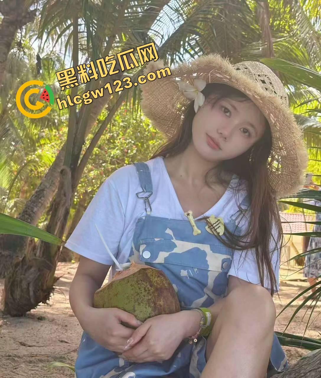 酒店激情夜全程直播,薄纱遮体却遮不住啪啪呻吟,对面楼几位老哥出差直接举手机围观,朦胧现场太顶了!