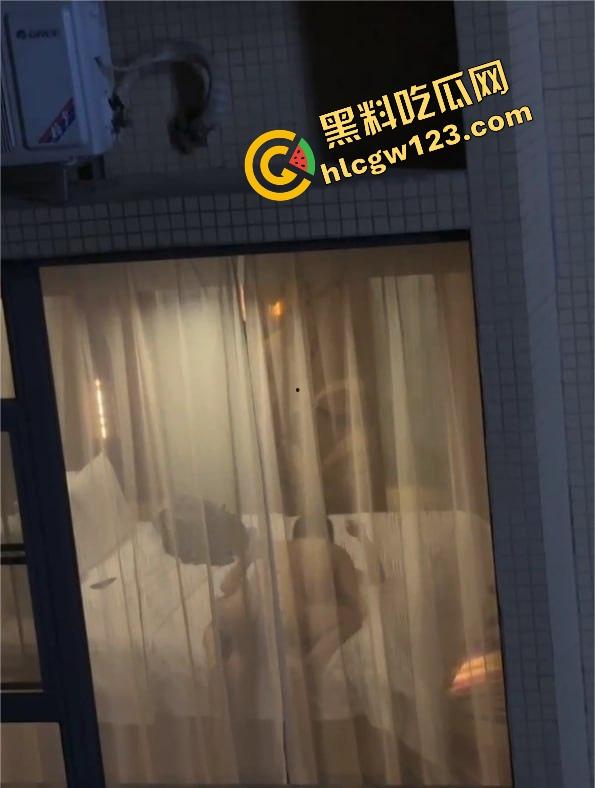 酒店激情夜全程直播,薄纱遮体却遮不住啪啪呻吟,对面楼几位老哥出差直接举手机围观,朦胧现场太顶了!