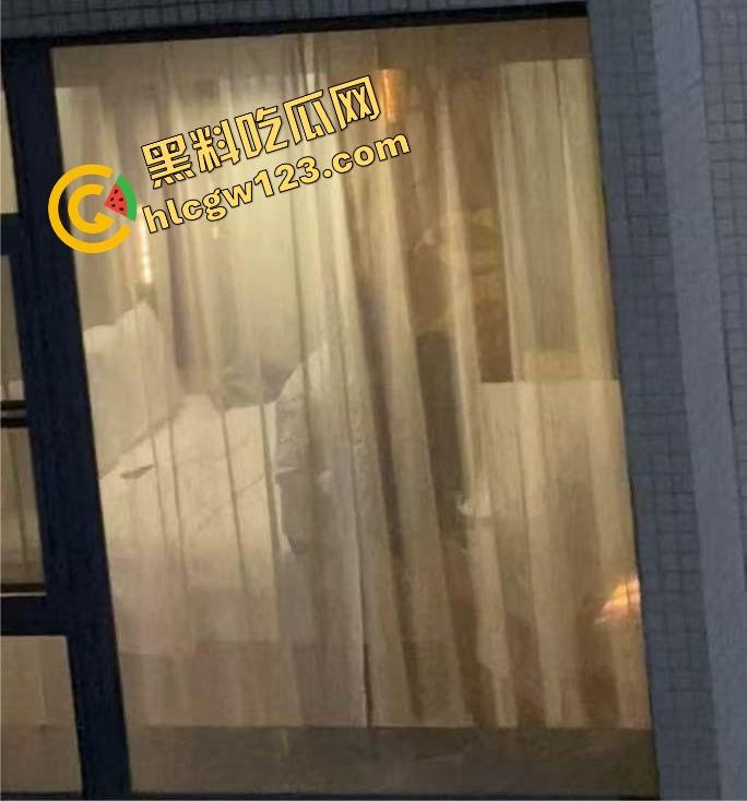 酒店激情夜全程直播,薄纱遮体却遮不住啪啪呻吟,对面楼几位老哥出差直接举手机围观,朦胧现场太顶了!