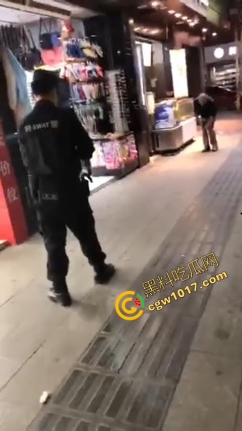 广州大街惊魂时刻:男子持刀疯狂输出,警察无奈拔枪射击,鲜血四溅,万人围观,刀客终于倒下!