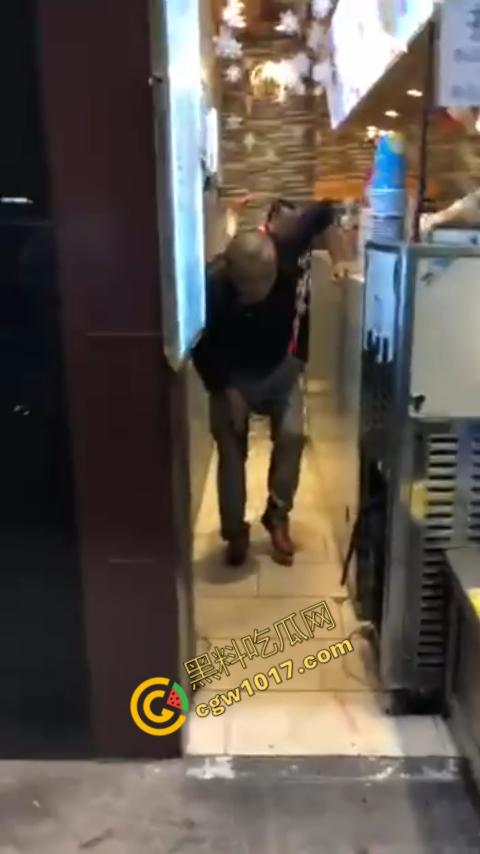 广州大街惊魂时刻:男子持刀疯狂输出,警察无奈拔枪射击,鲜血四溅,万人围观,刀客终于倒下!