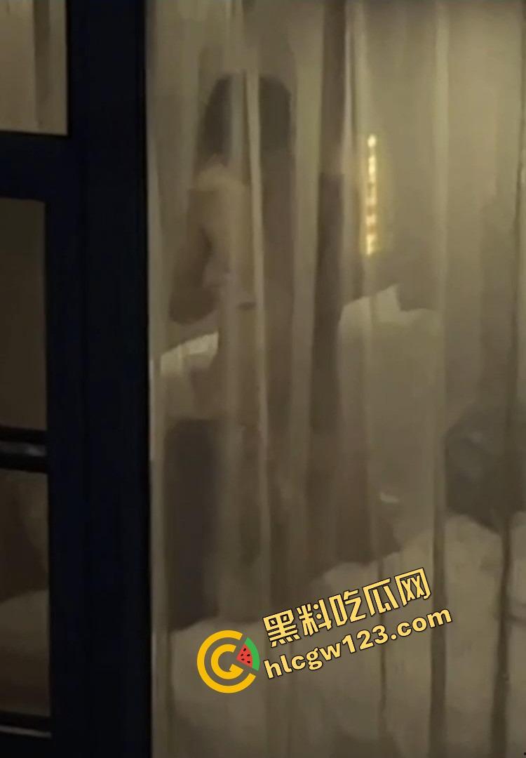 酒店激情夜全程直播,薄纱遮体却遮不住啪啪呻吟,对面楼几位老哥出差直接举手机围观,朦胧现场太顶了!