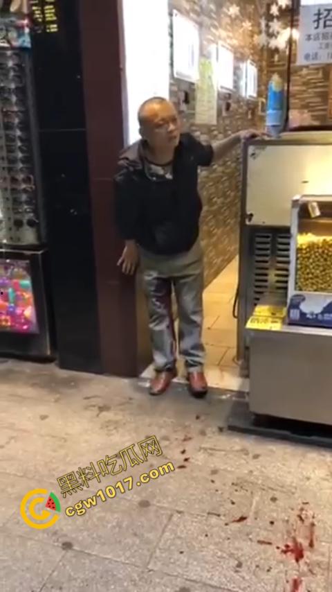 广州大街惊魂时刻:男子持刀疯狂输出,警察无奈拔枪射击,鲜血四溅,万人围观,刀客终于倒下!