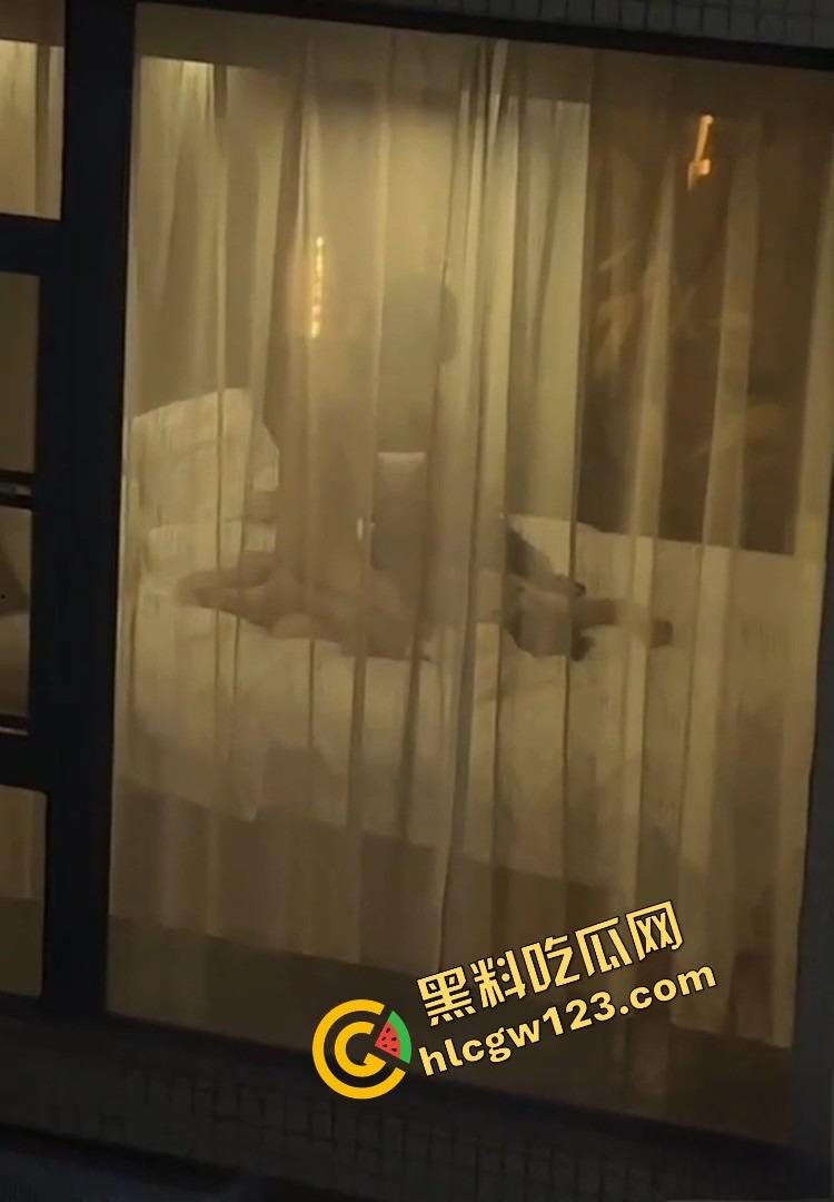 酒店激情夜全程直播,薄纱遮体却遮不住啪啪呻吟,对面楼几位老哥出差直接举手机围观,朦胧现场太顶了!