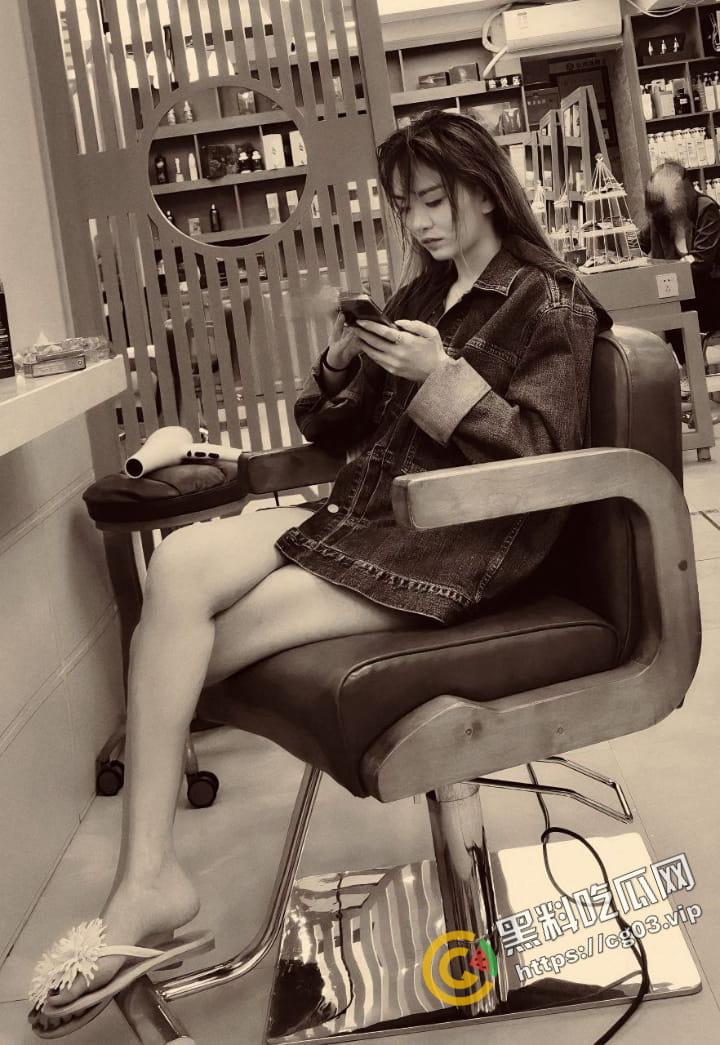 反差曝光「小蓝」约炮友在酒店玩3P，走廊上激情狂怼，妹子真能忍愣是一声都不叫 进入房间直接瘫软