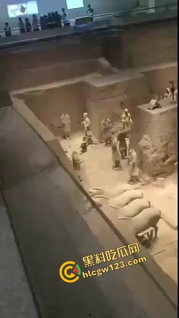 陕西兵马俑博物馆突发迷惑行为,男子纵身跳俑坑,推倒两尊陶俑再原地卧倒捂脸装雕像,景区直接封馆!