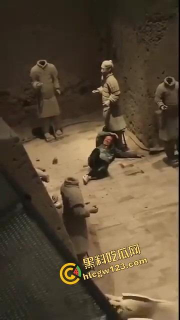 陕西兵马俑博物馆突发迷惑行为,男子纵身跳俑坑,推倒两尊陶俑再原地卧倒捂脸装雕像,景区直接封馆!
