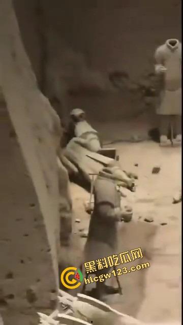陕西兵马俑博物馆突发迷惑行为,男子纵身跳俑坑,推倒两尊陶俑再原地卧倒捂脸装雕像,景区直接封馆!