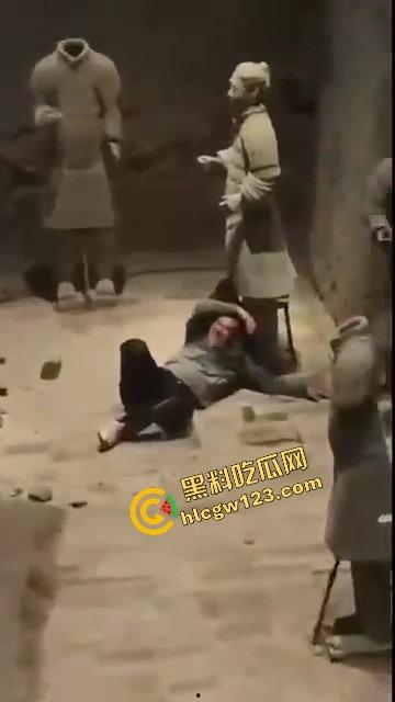陕西兵马俑博物馆突发迷惑行为,男子纵身跳俑坑,推倒两尊陶俑再原地卧倒捂脸装雕像,景区直接封馆!
