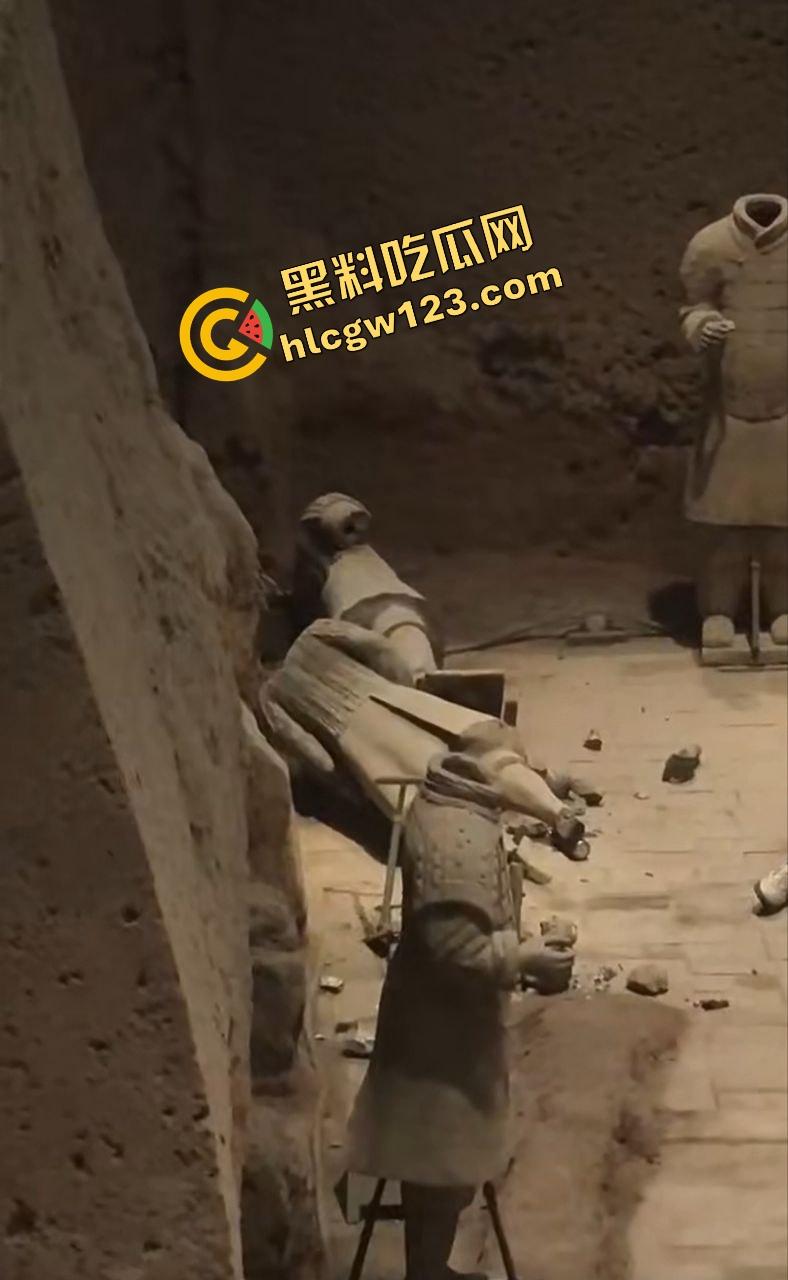 陕西兵马俑博物馆突发迷惑行为,男子纵身跳俑坑,推倒两尊陶俑再原地卧倒捂脸装雕像,景区直接封馆!