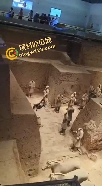 陕西兵马俑博物馆突发迷惑行为,男子纵身跳俑坑,推倒两尊陶俑再原地卧倒捂脸装雕像,景区直接封馆!