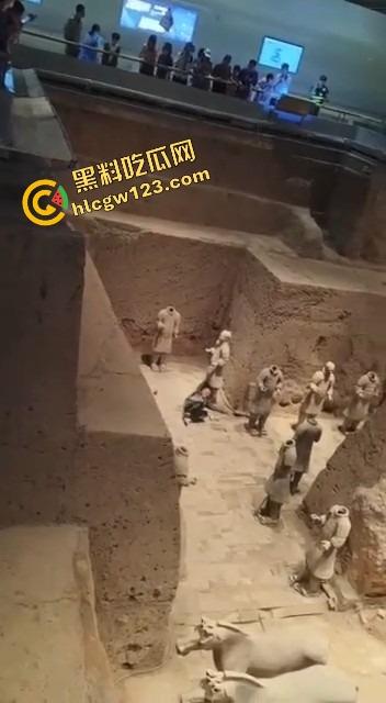 陕西兵马俑博物馆突发迷惑行为,男子纵身跳俑坑,推倒两尊陶俑再原地卧倒捂脸装雕像,景区直接封馆!