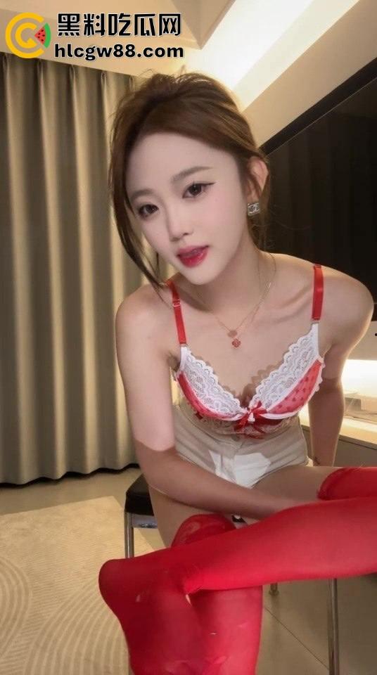 湖北女神【车模伊】SM重口调教男公狗,羞辱舔脚吃黄金小男奴欲仙欲死,喜欢这口的绝不能错过!