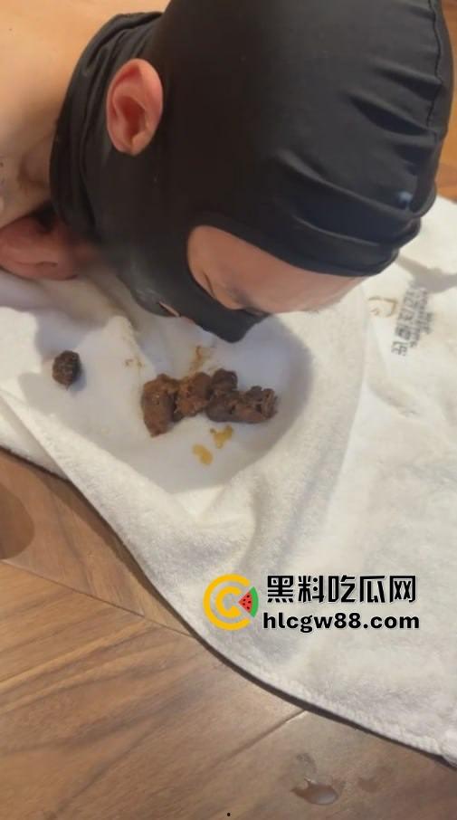 湖北女神【车模伊】SM重口调教男公狗,羞辱舔脚吃黄金小男奴欲仙欲死,喜欢这口的绝不能错过!