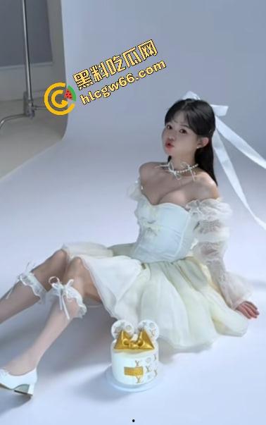 抖音700万粉丝巨乳网红【江小帆】真实身份竟是专业福利姬,不雅视频满天飞,奶大逼骚玩得飞起!