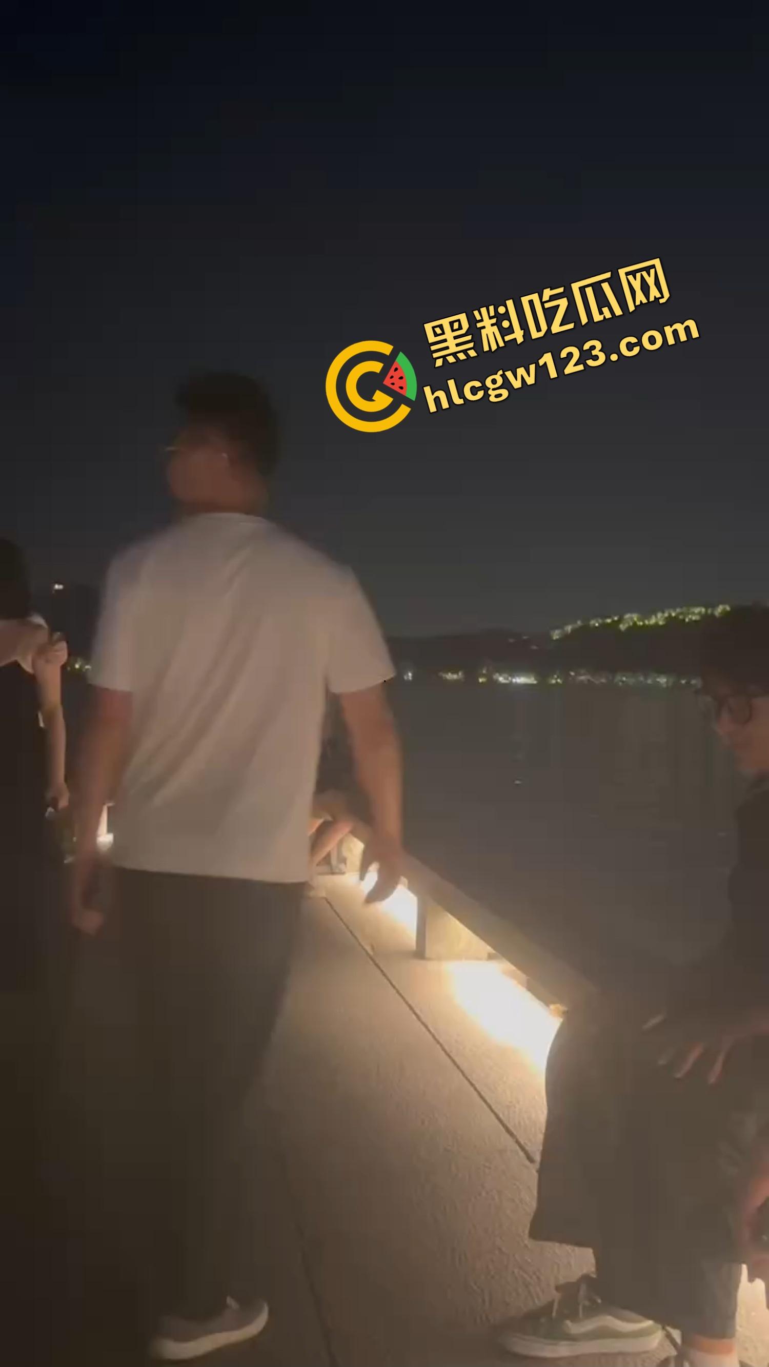 520武汉江边吊带一解开就吸奶,骚女当众喂奶开品,全程不遮羞,坐着就能当场操!