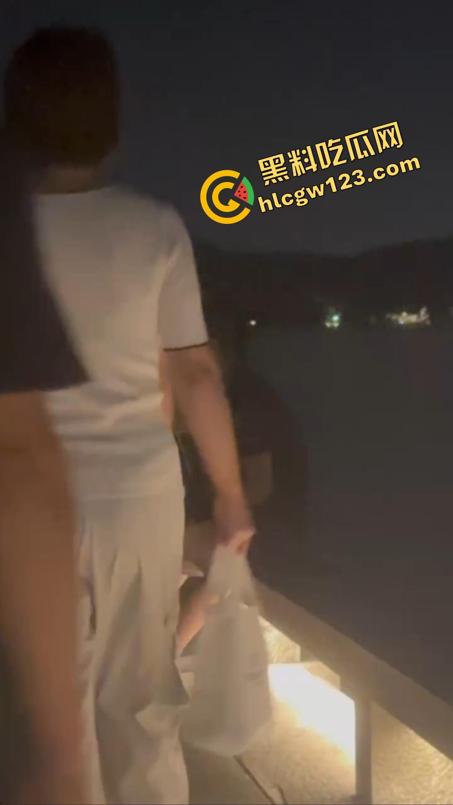 520武汉江边吊带一解开就吸奶,骚女当众喂奶开品,全程不遮羞,坐着就能当场操!