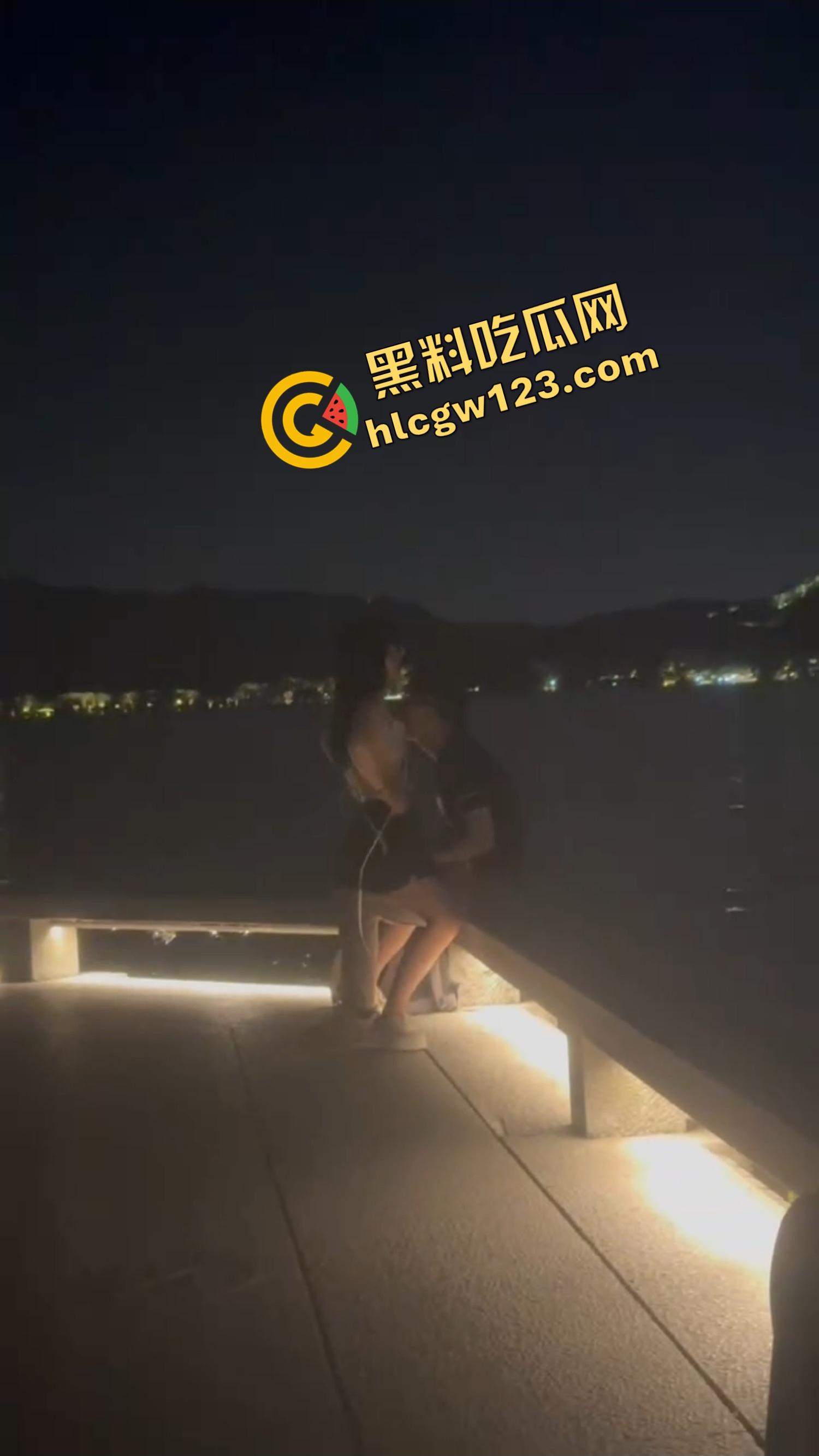 520武汉江边吊带一解开就吸奶,骚女当众喂奶开品,全程不遮羞,坐着就能当场操!