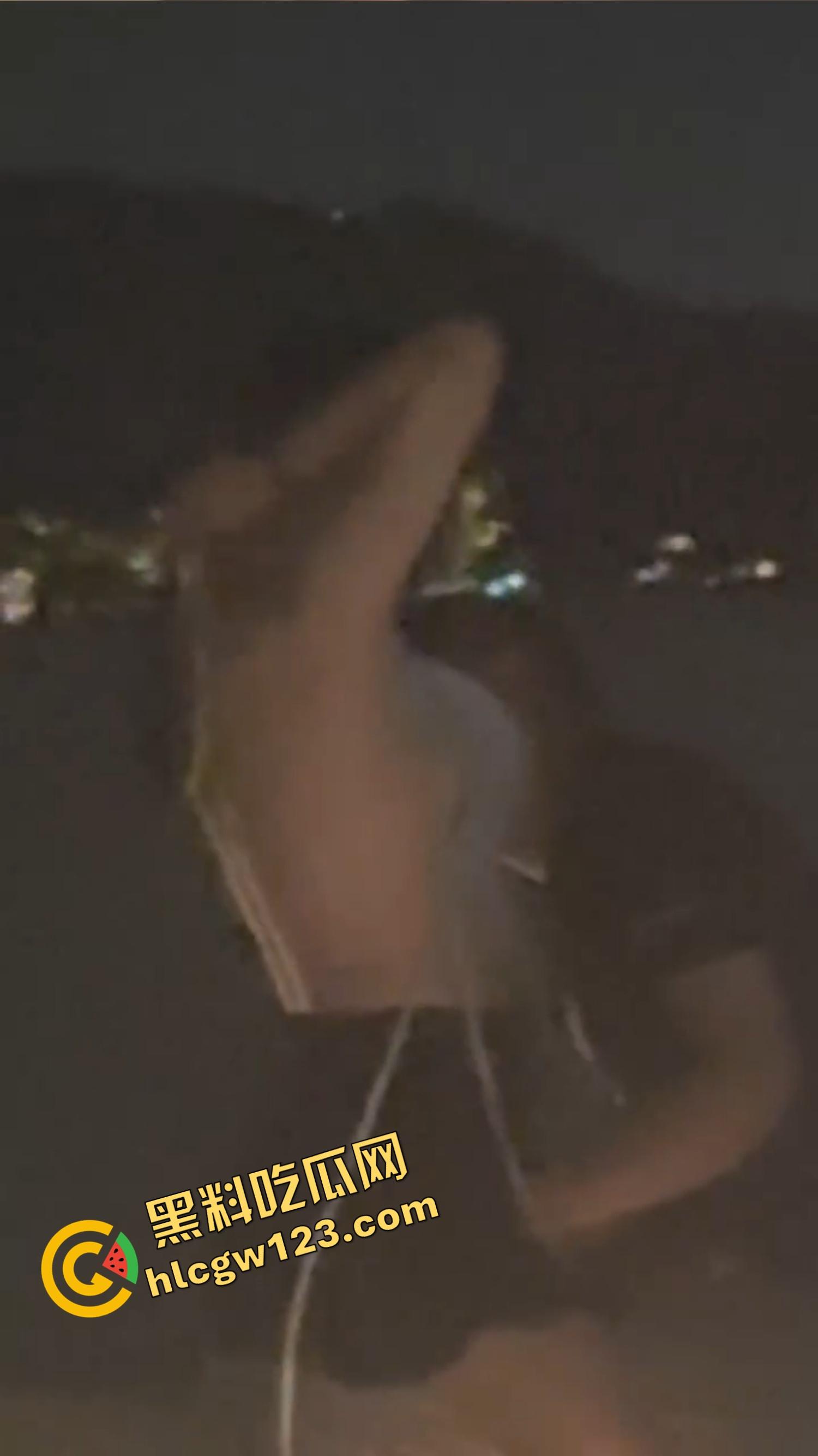 520武汉江边吊带一解开就吸奶,骚女当众喂奶开品,全程不遮羞,坐着就能当场操!