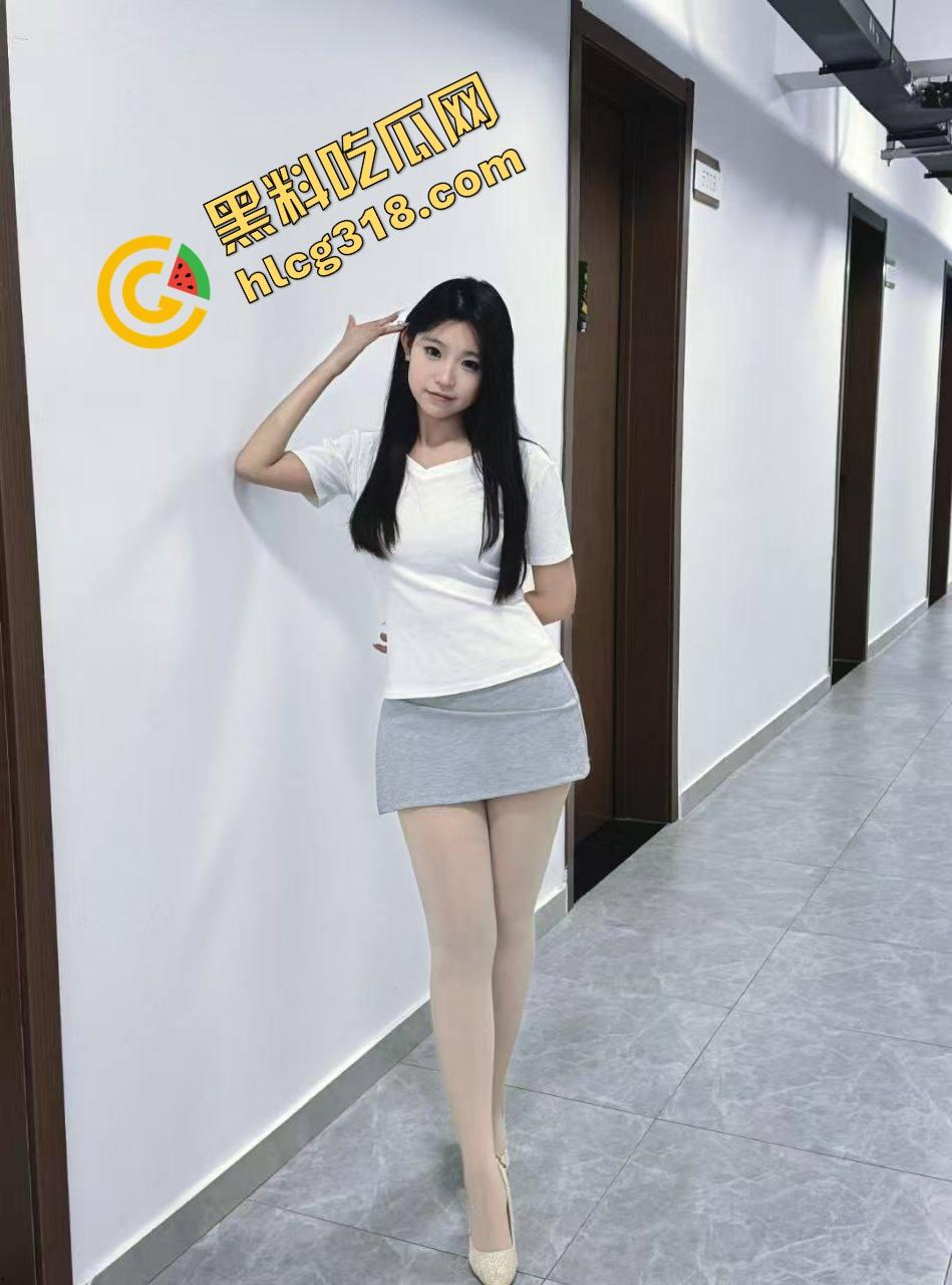 极品炮友太离谱,后入时边操边和闺蜜视频闲聊,还问你们都戴套吗?能不能射里面?骚话根本停不下来!