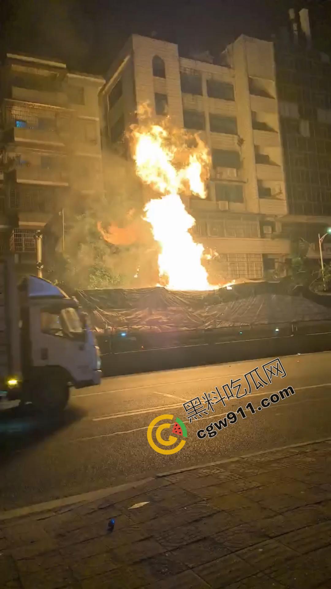 广州白云区货车爆炸险酿惨剧!滔滔大火,硝烟弥漫,爆破连连,现场独有的耀眼与震撼,不容错过