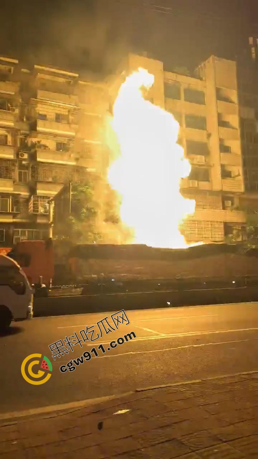 广州白云区货车爆炸险酿惨剧!滔滔大火,硝烟弥漫,爆破连连,现场独有的耀眼与震撼,不容错过