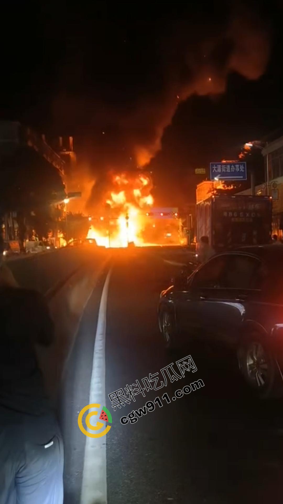 广州白云区货车爆炸险酿惨剧!滔滔大火,硝烟弥漫,爆破连连,现场独有的耀眼与震撼,不容错过