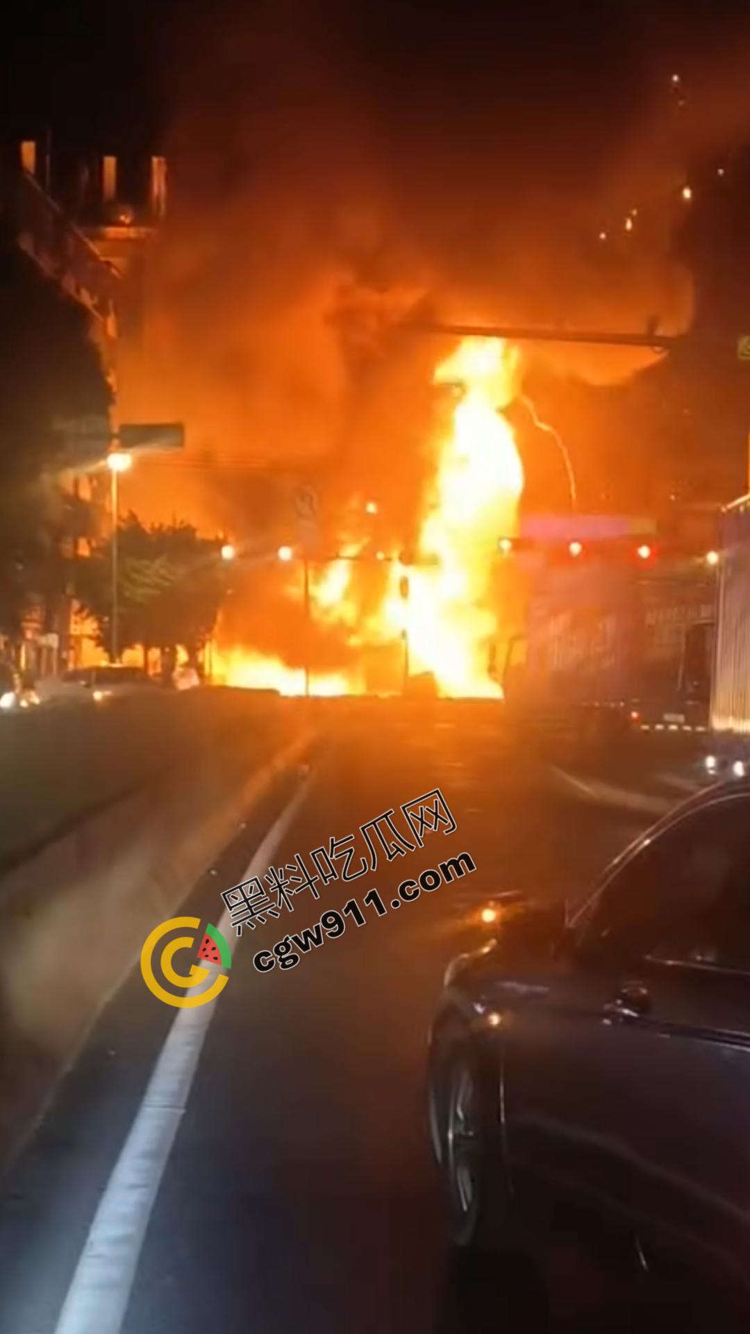 广州白云区货车爆炸险酿惨剧!滔滔大火,硝烟弥漫,爆破连连,现场独有的耀眼与震撼,不容错过