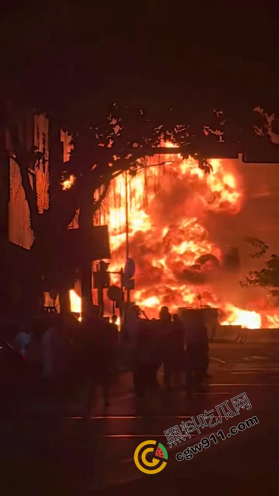 广州白云区货车爆炸险酿惨剧!滔滔大火,硝烟弥漫,爆破连连,现场独有的耀眼与震撼,不容错过