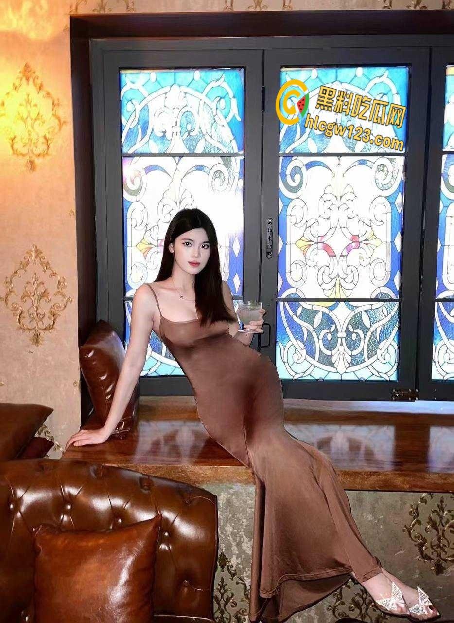 广西贵港04年【吴金倩】,反差骚货翘着屁股等着炮友后入,无套约炮成瘾 !