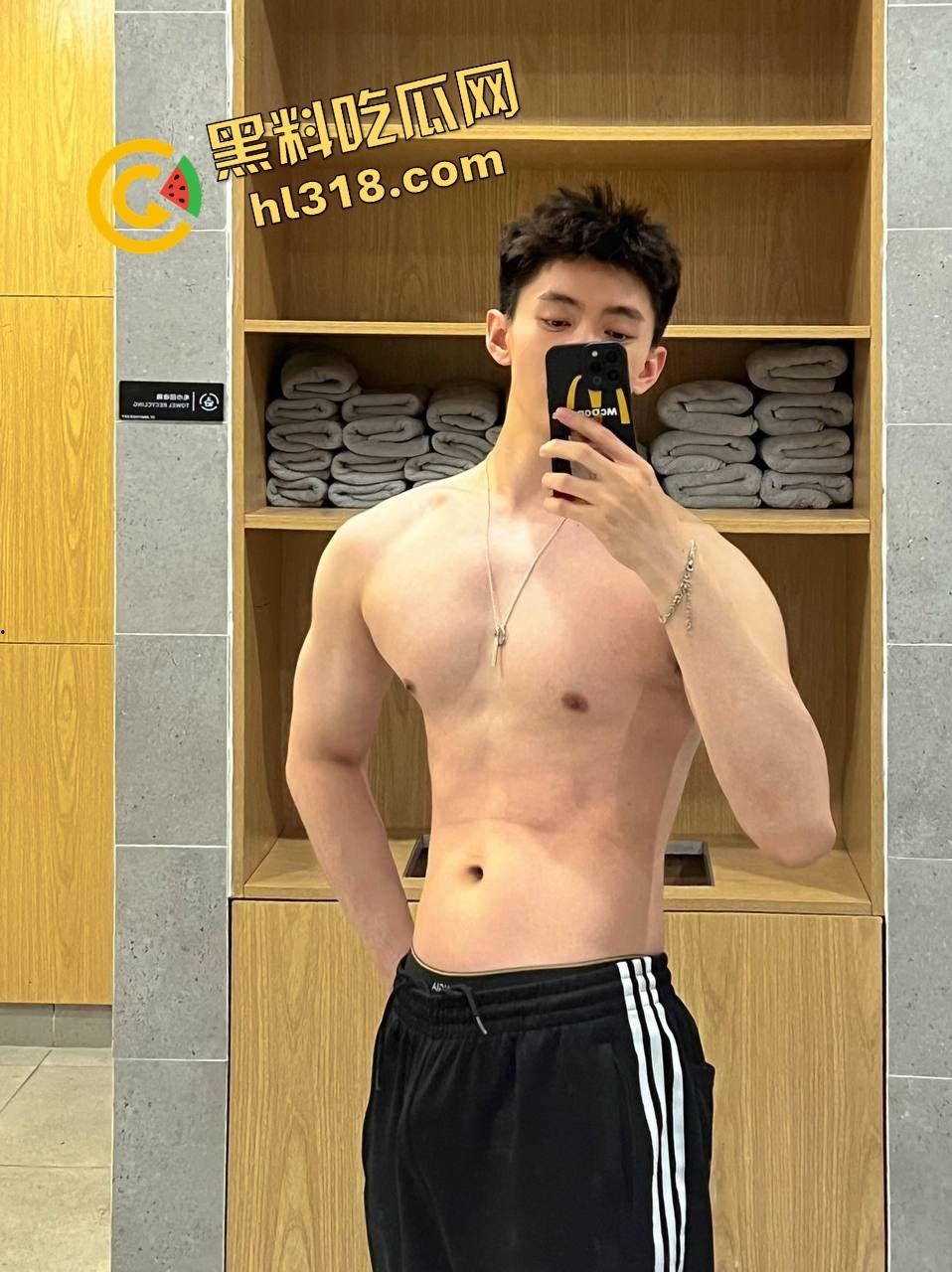 别只会看抖音直播,40W粉健身网红『小葛』爆操女粉,鸡巴一亮生吃大帅屌,谁还在乎套子这种废物?