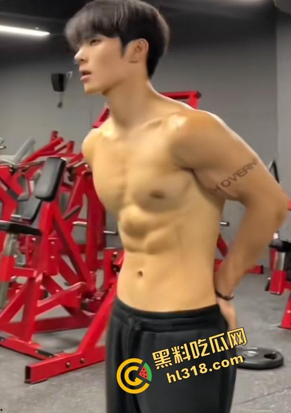 别只会看抖音直播,40W粉健身网红『小葛』爆操女粉,鸡巴一亮生吃大帅屌,谁还在乎套子这种废物?