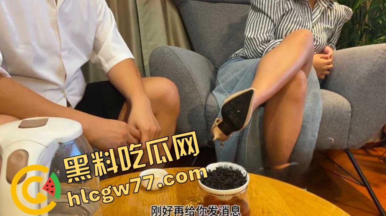 海角精品!我妈翻揪揪出我和舅妈的纪录片套,舅妈偷情嫩逼被我狂操内射,浴室后入翻爽天!