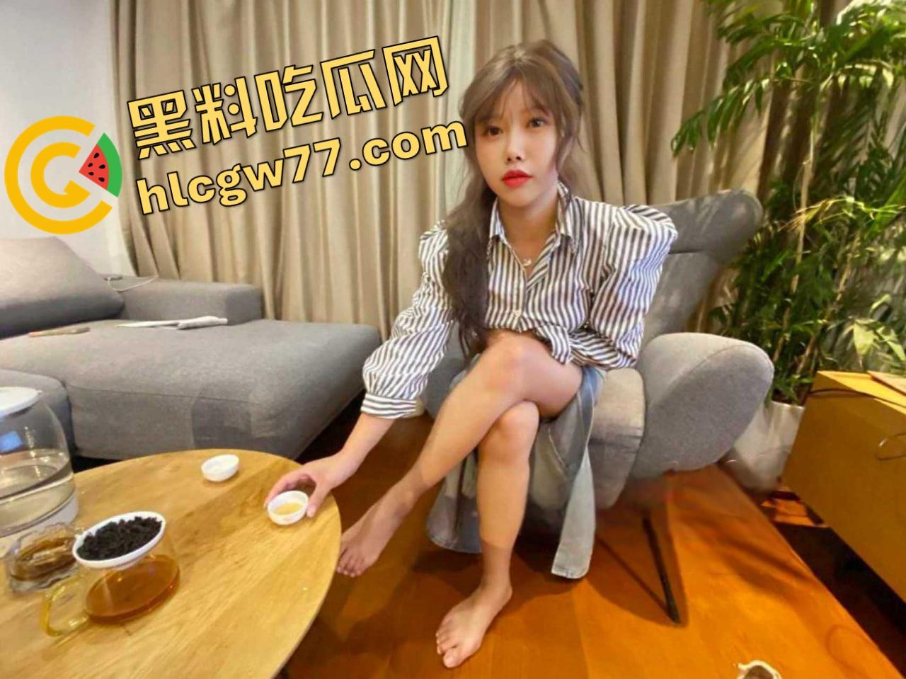 海角精品!我妈翻揪揪出我和舅妈的纪录片套,舅妈偷情嫩逼被我狂操内射,浴室后入翻爽天!