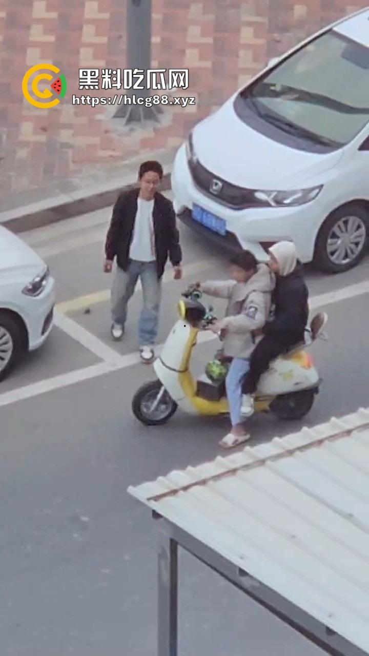 河南偷车小分队大白天开抢，一人爆车门硬撬，两傻逼骑小电驴望风，天网监控算个屁！