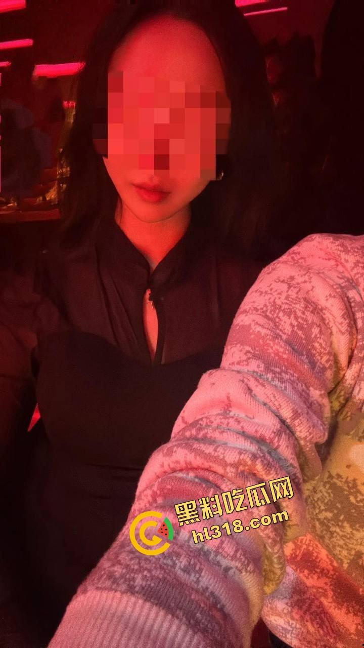 海角大神分享会喷水的亲姐姐,酒吧里爆操醉酒姐姐,酒劲上头让她喝尿,最后带回酒店肛射睡奸!