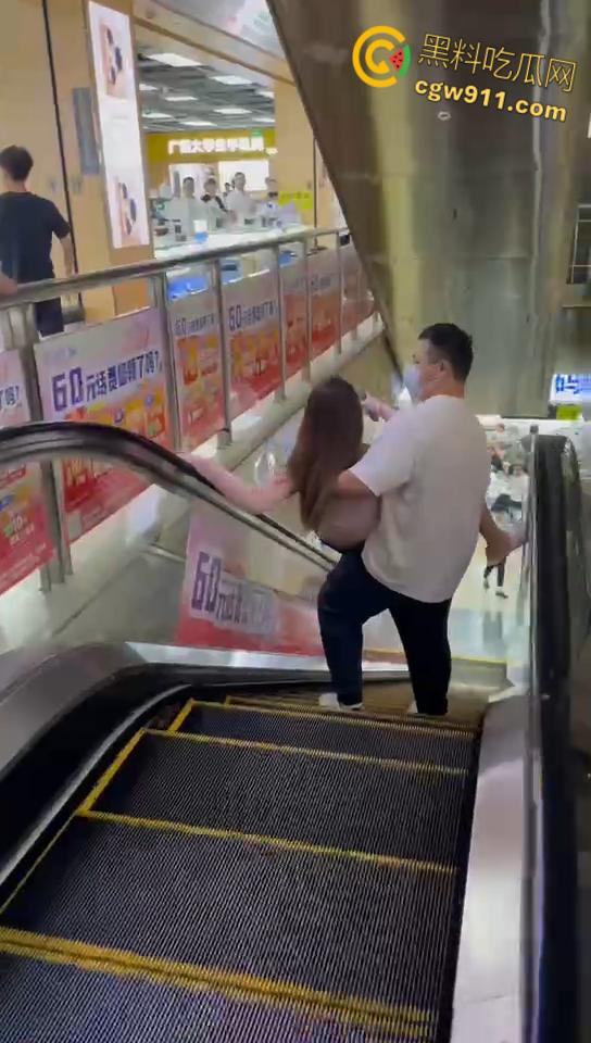 屌丝男给网红美女分期买手机,还没还完就分手了,妹子欲倒卖被现场锁机,撒泼闹事被强制拖出商场!