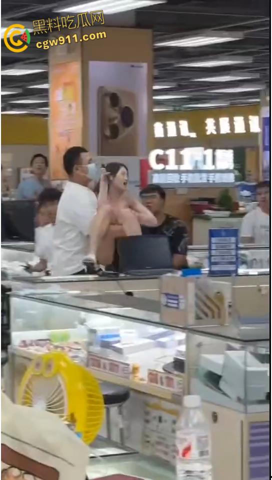 屌丝男给网红美女分期买手机,还没还完就分手了,妹子欲倒卖被现场锁机,撒泼闹事被强制拖出商场!
