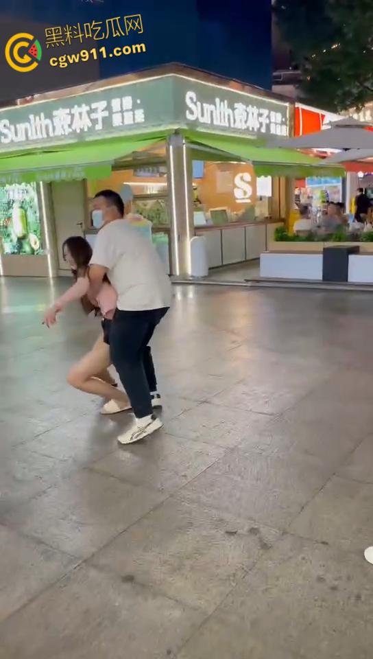 屌丝男给网红美女分期买手机,还没还完就分手了,妹子欲倒卖被现场锁机,撒泼闹事被强制拖出商场!