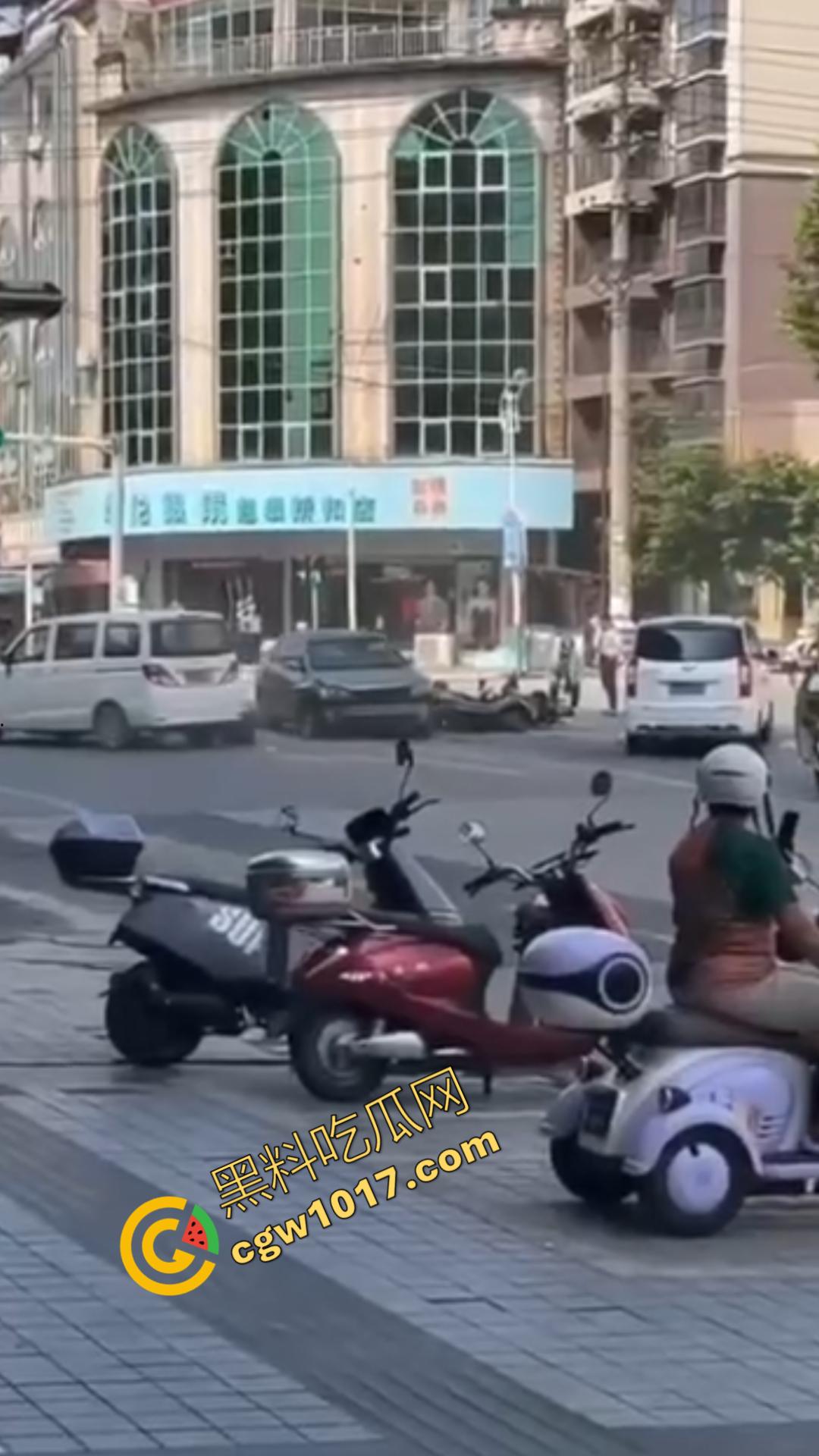 广西百色十字路口惊魂一刻:失控汽车撞飞数辆车辆,司机逃逸后坠河。8人受伤,搜救紧急展开!