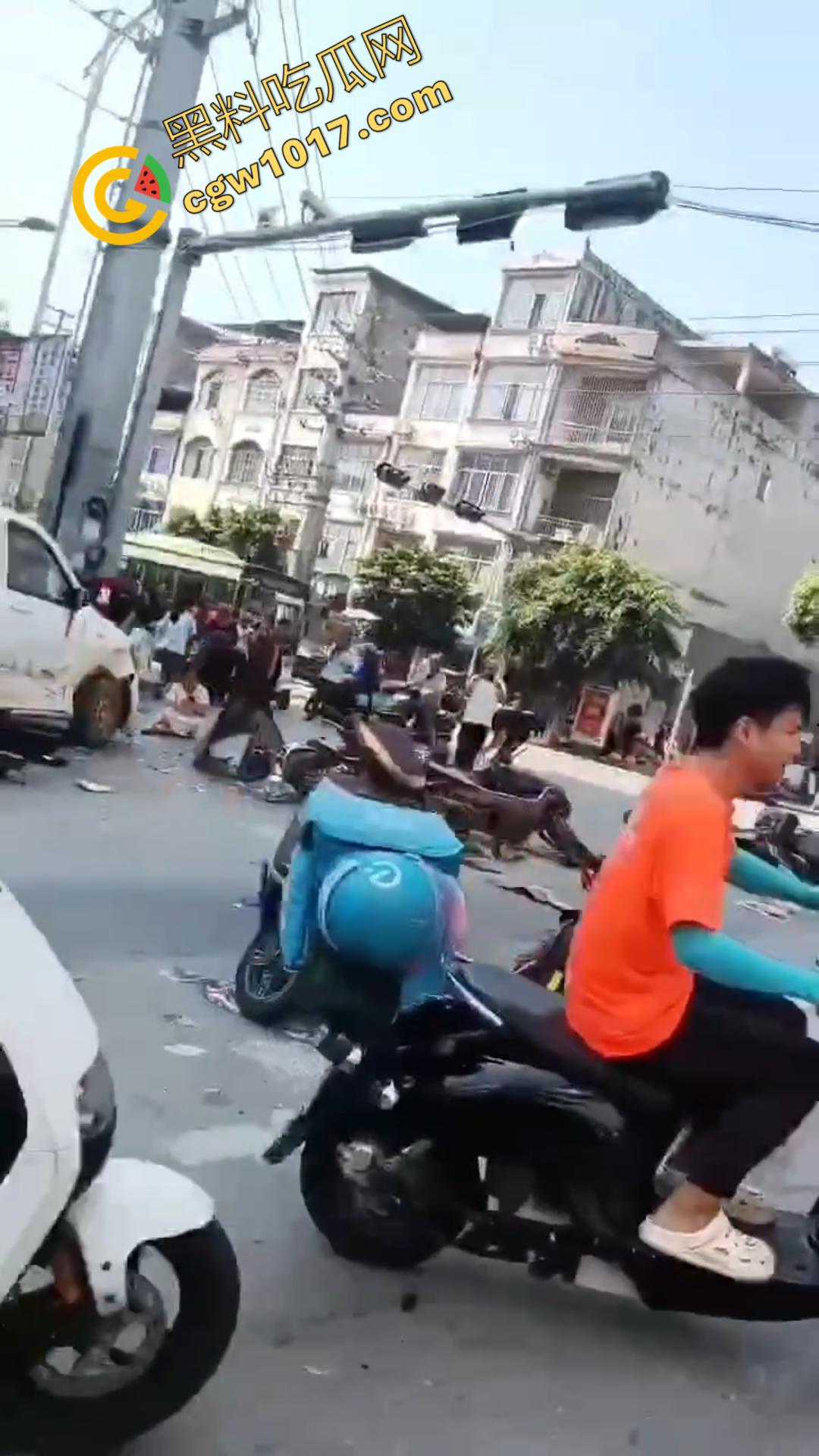 广西百色十字路口惊魂一刻:失控汽车撞飞数辆车辆,司机逃逸后坠河。8人受伤,搜救紧急展开!