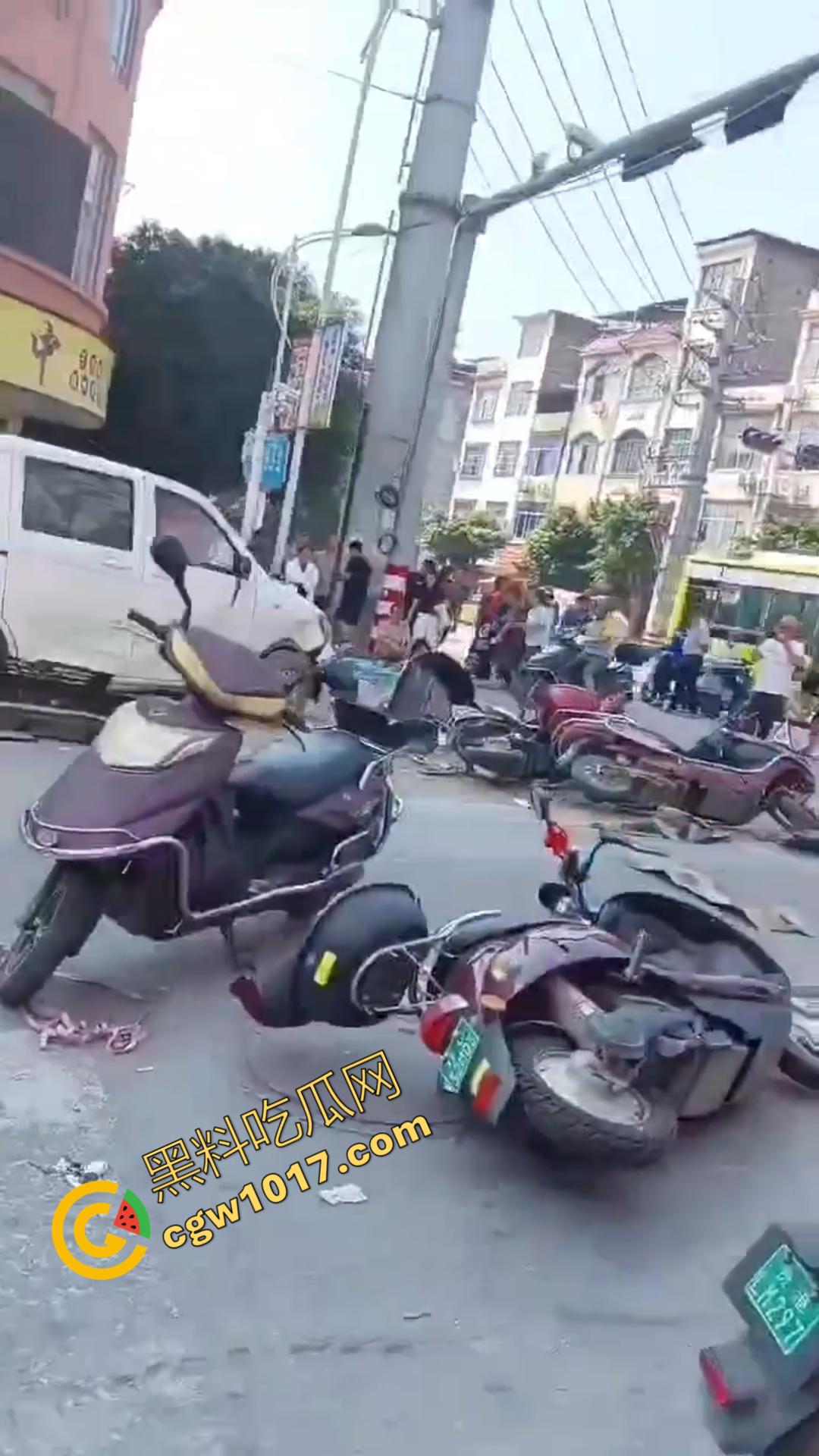 广西百色十字路口惊魂一刻:失控汽车撞飞数辆车辆,司机逃逸后坠河。8人受伤,搜救紧急展开!