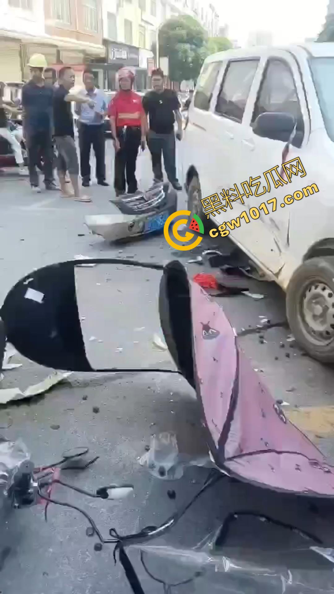 广西百色十字路口惊魂一刻:失控汽车撞飞数辆车辆,司机逃逸后坠河。8人受伤,搜救紧急展开!