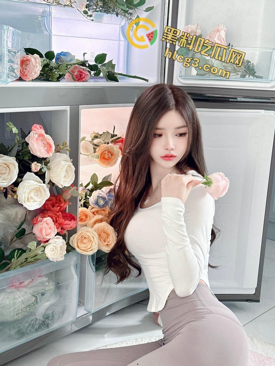 花臂纹身TS【依依】酒吧卫生间大胆玩直男鸡巴，刺激至极！