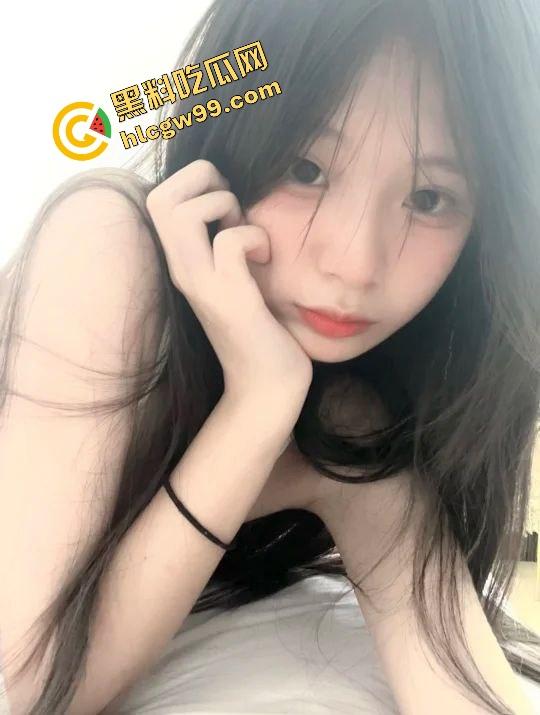 陕西艺术职业甜妹反差婊【庄可怡】厕所骚私拍露出嫩乳，腰眼白臀暴力输出嫩逼娇喘，独家曝光流出！