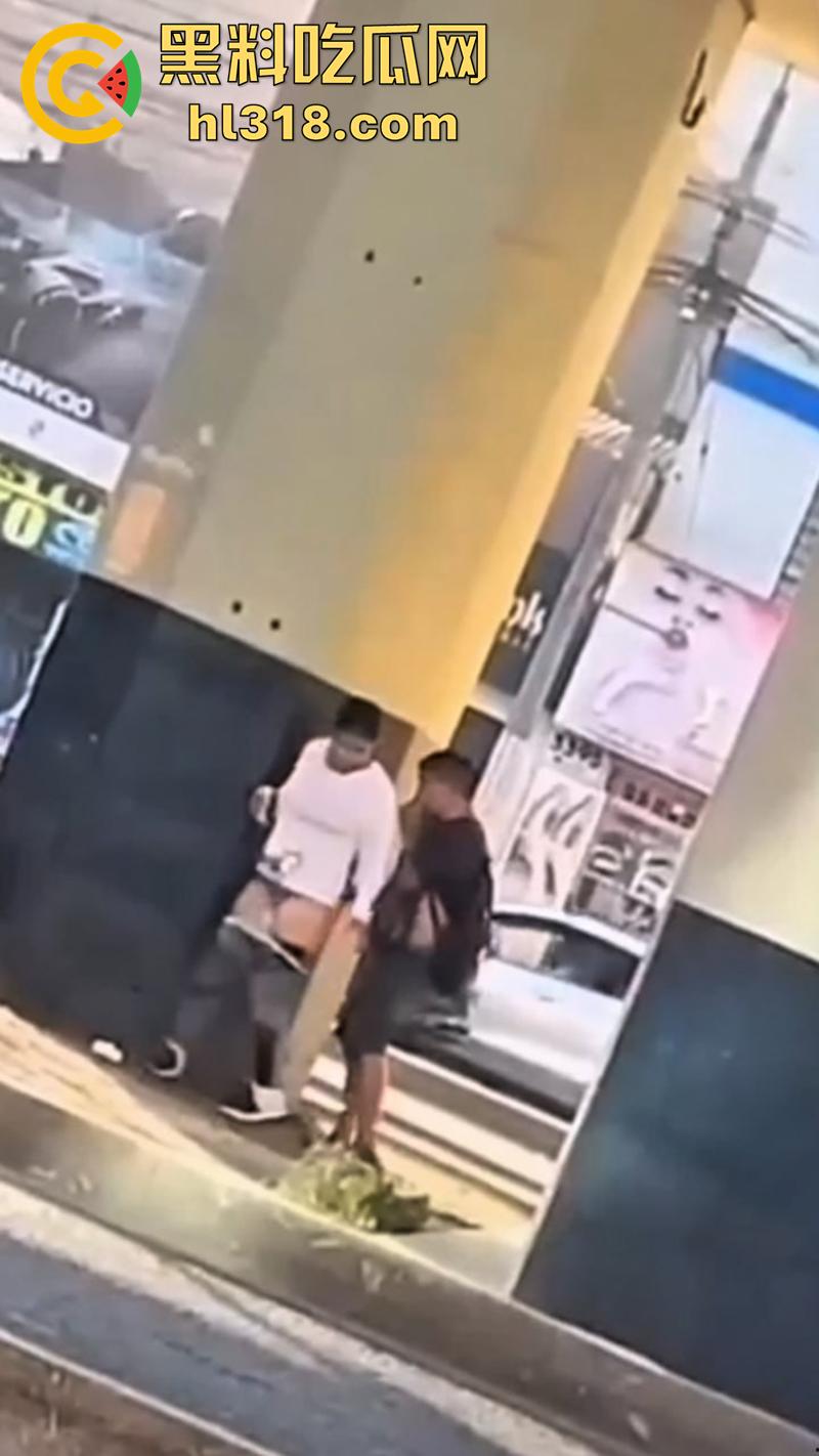 情急起来真的不避人啊！街拍开放男女立交桥下性爱，完全不在乎别人目光，当众后入刺激满满！