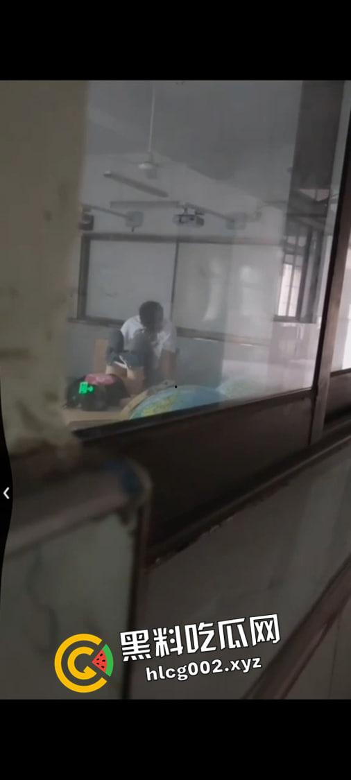 重庆合川区实验中学初中生放学后教室内做爱 课桌上做好变换体位 淫水不全流在课本上了 现场偷拍视频流出